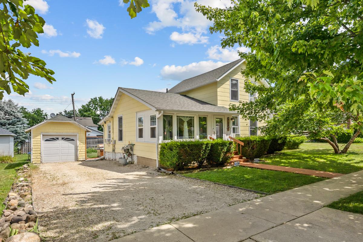 242 E Jefferson Ave., Hampshire, IL 60140