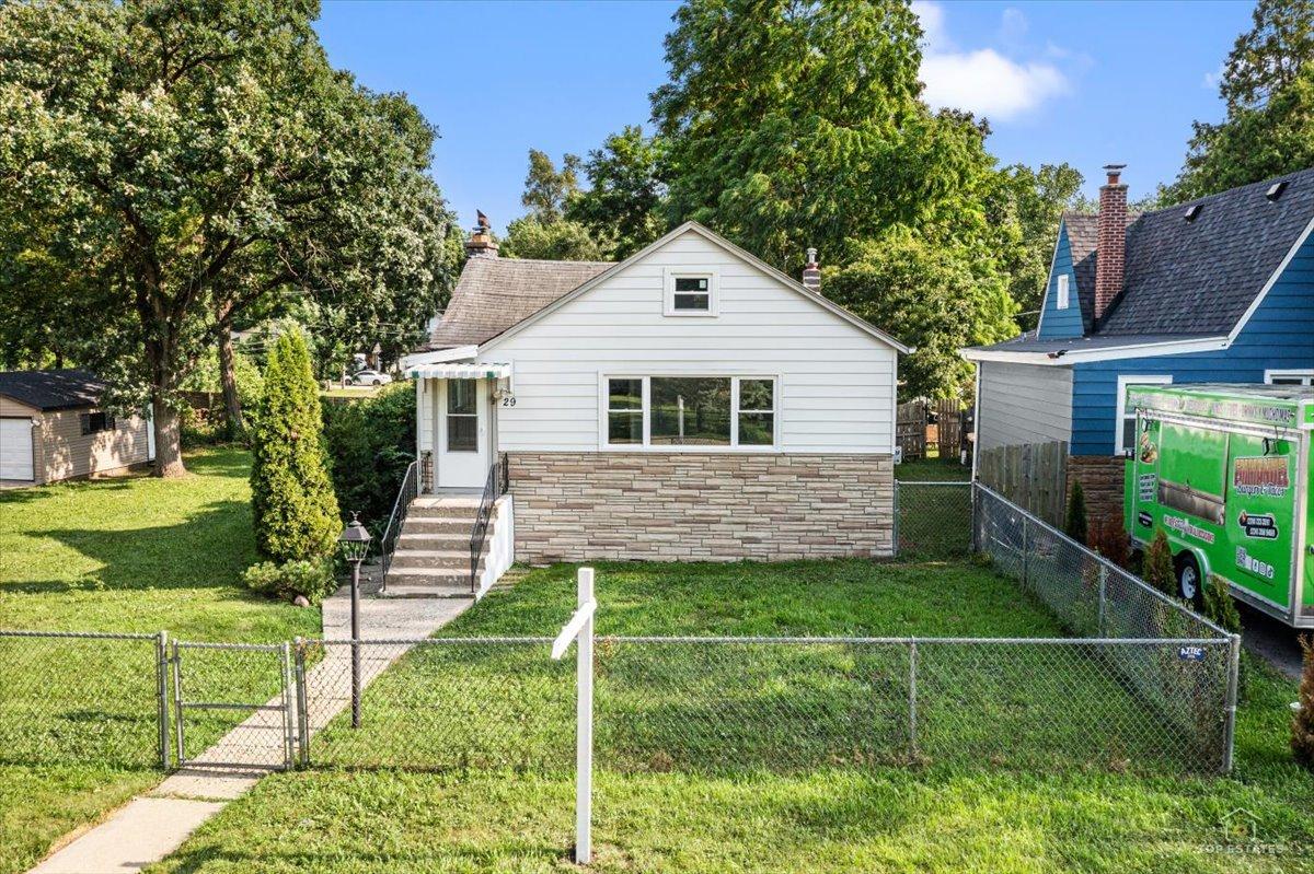 29 Glenwood Dr., Round Lake Beach, IL 60073