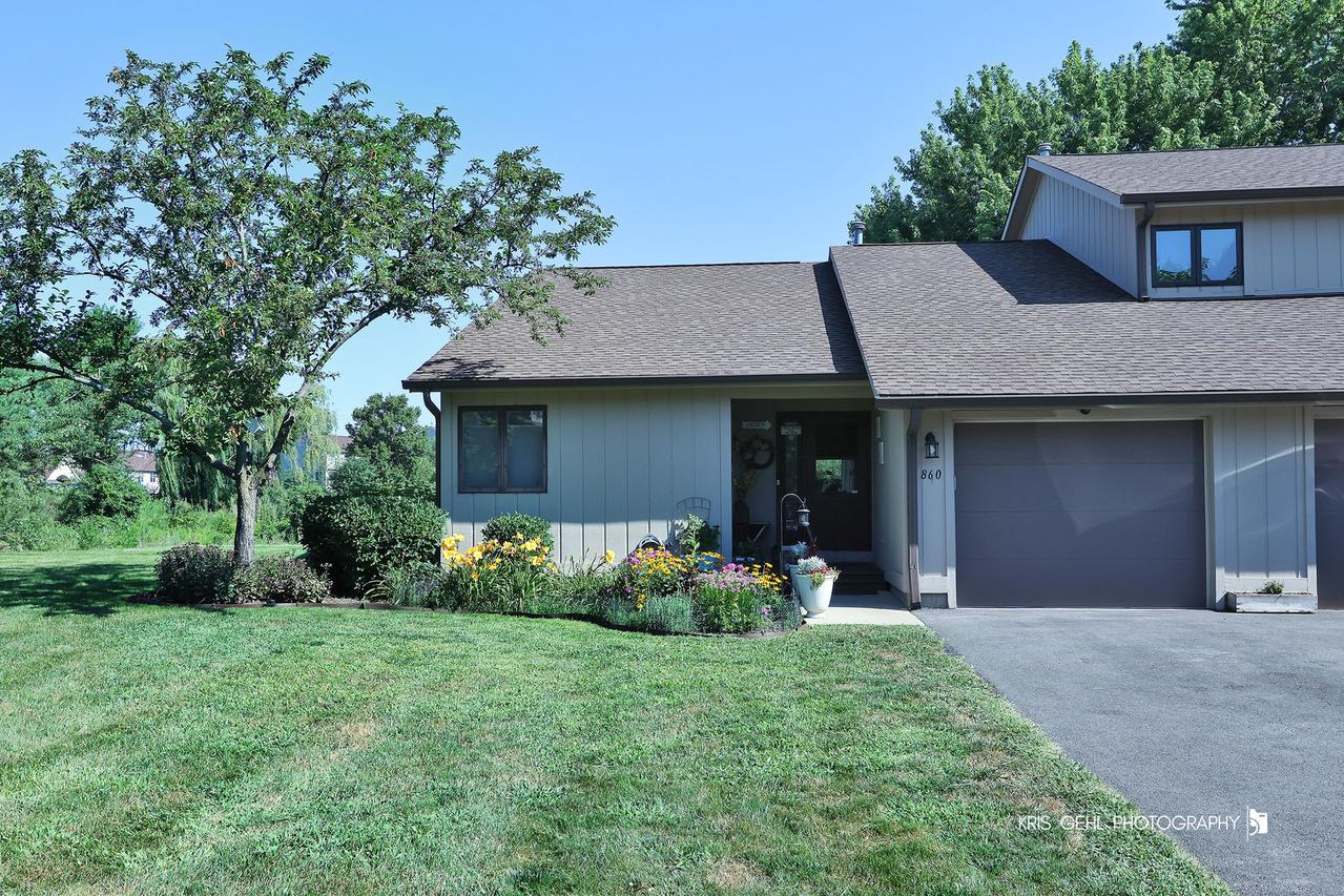 860 Stratford Ct., Grayslake, IL 60030