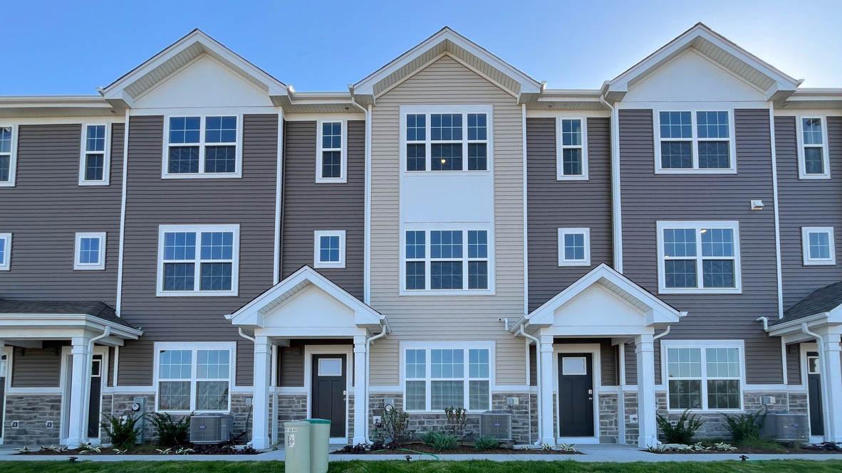 2746 Arrowhead Dr., Pingree Grove, IL 60140