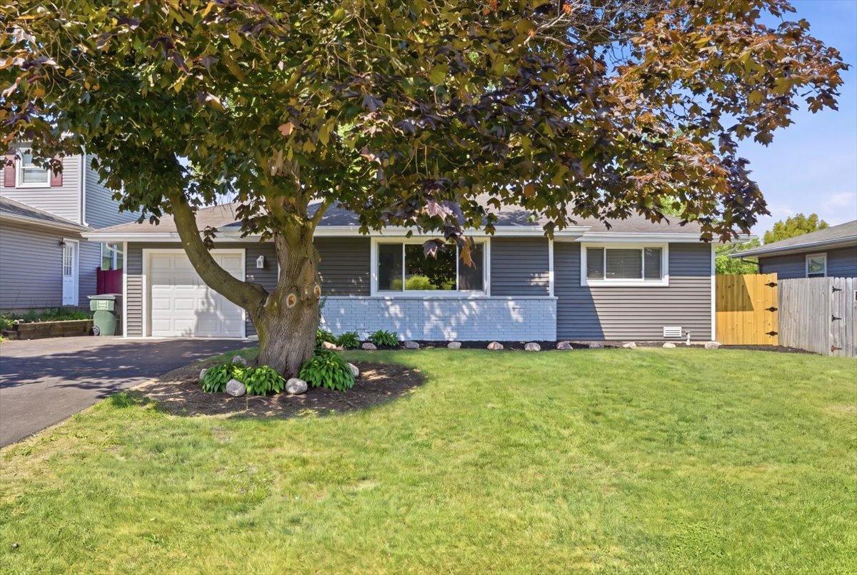 412 S Thornwood Dr., Lindenhurst, IL 60046