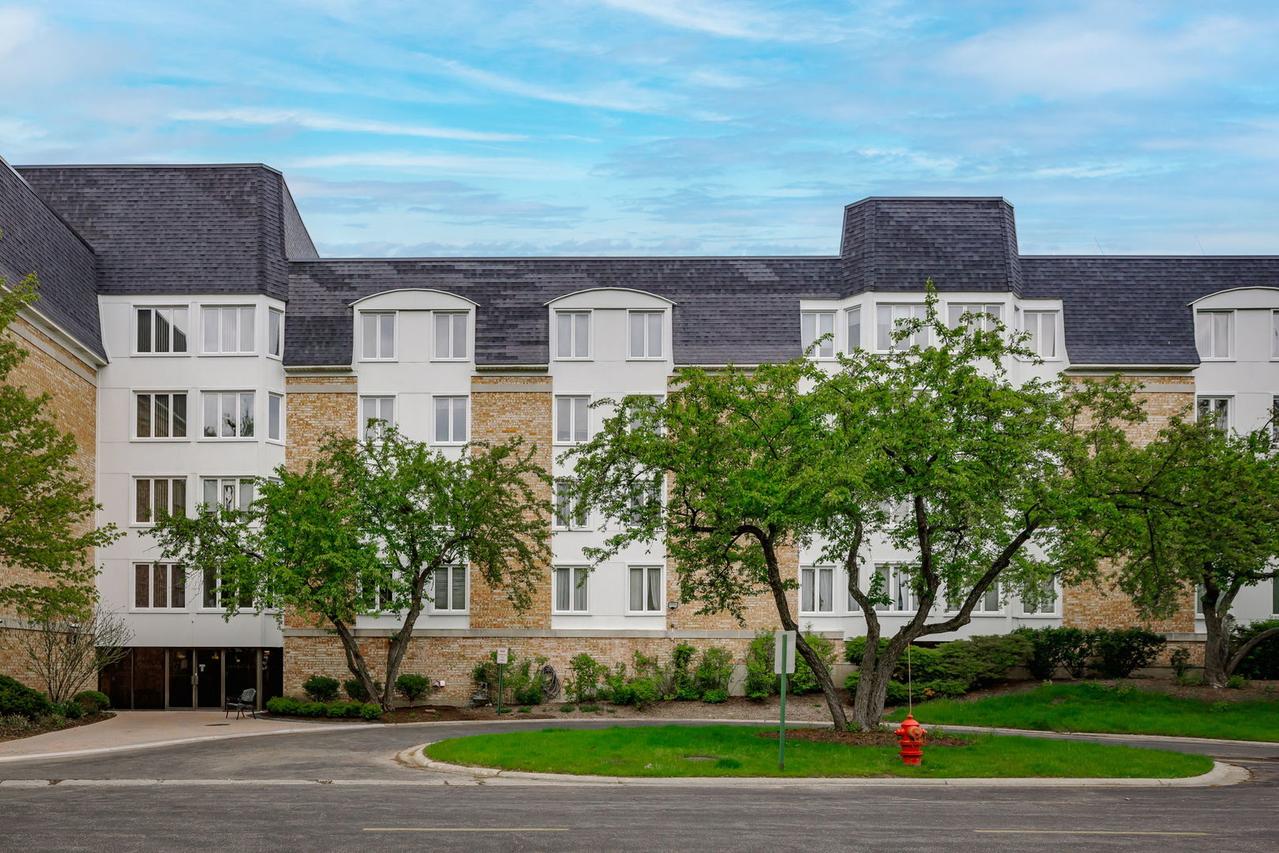 200 Lake Blvd. #415, Buffalo Grove, IL 60089
