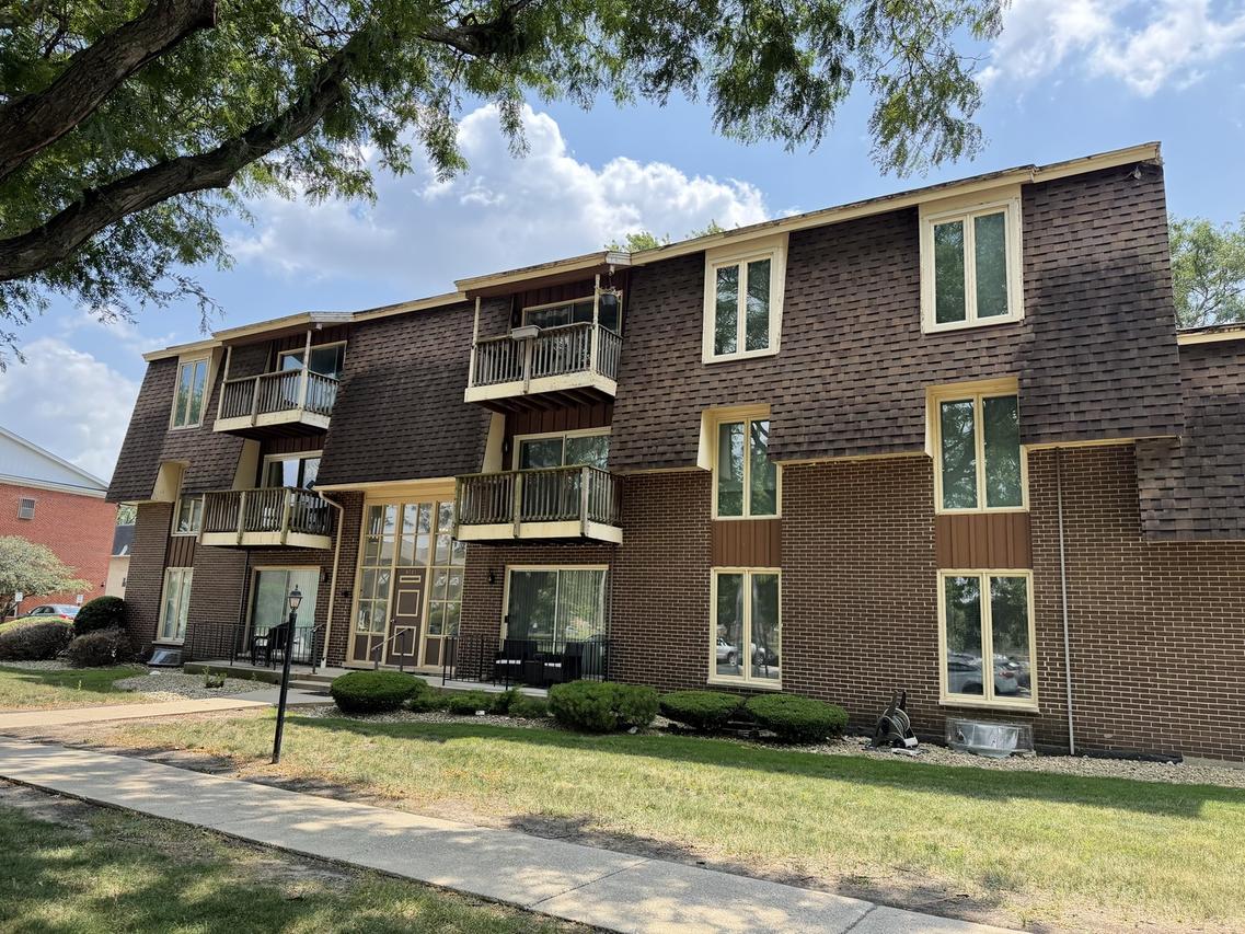 5721 W 103rd St. #304, Oak Lawn, IL 60453