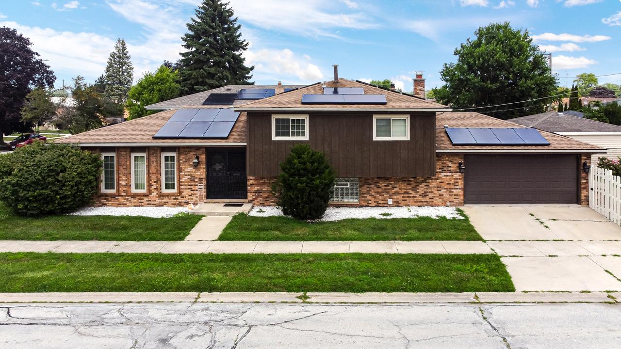 621 Escanaba Ave., Calumet City, IL 60409