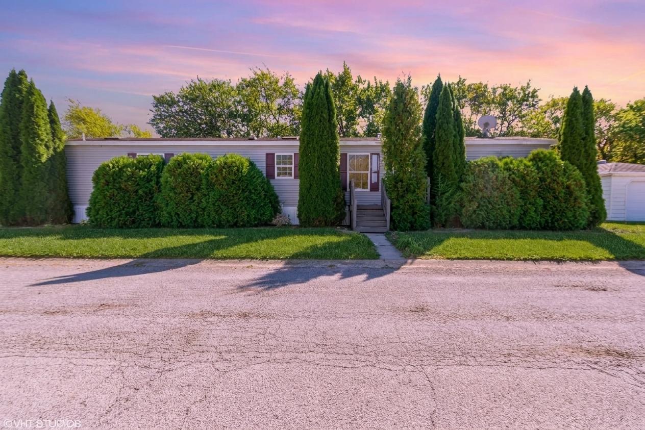 185 Whipporwill Dr., Beecher, IL 60401