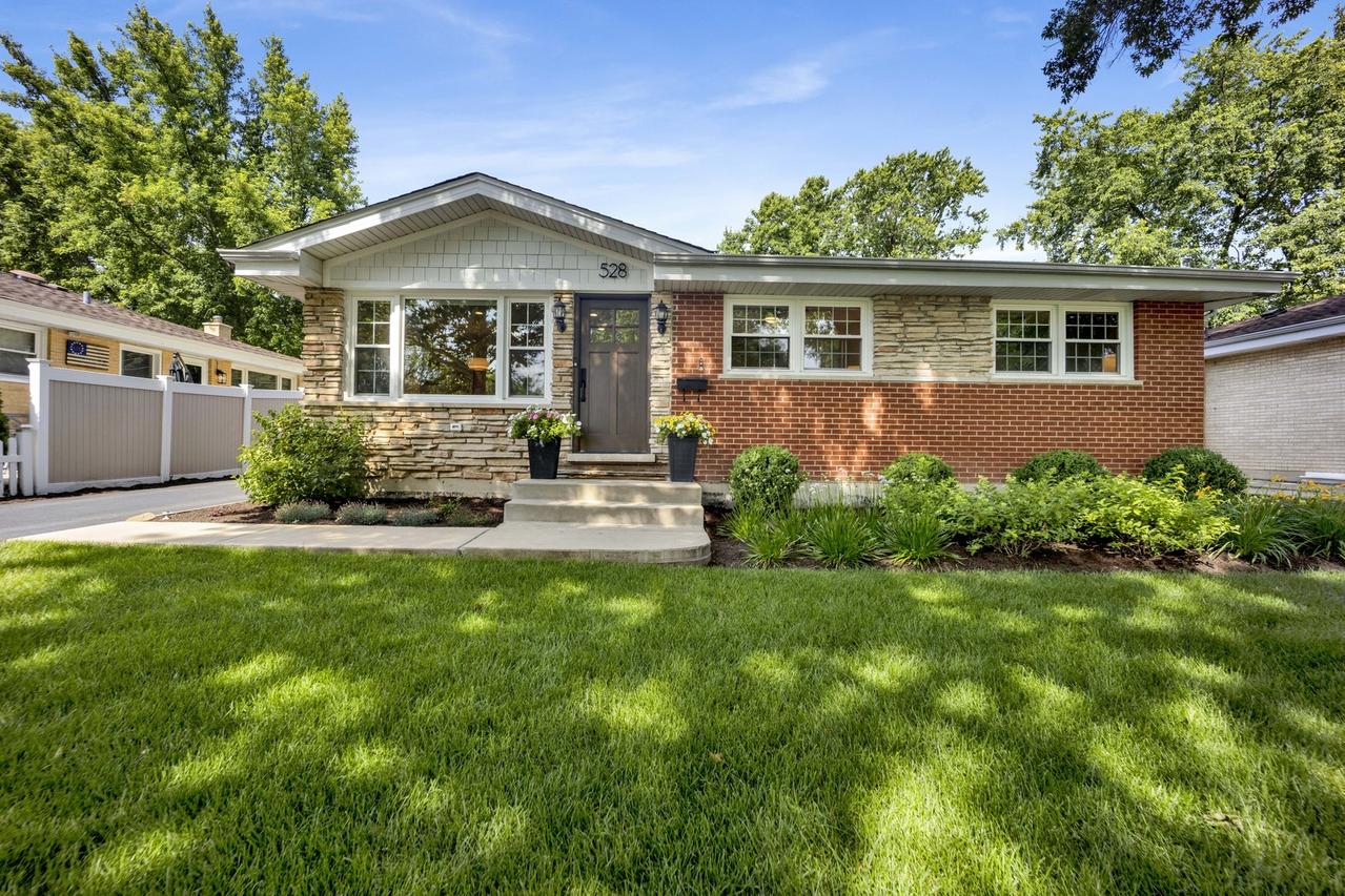 528 Kipling Ct., Wheaton, IL 60187