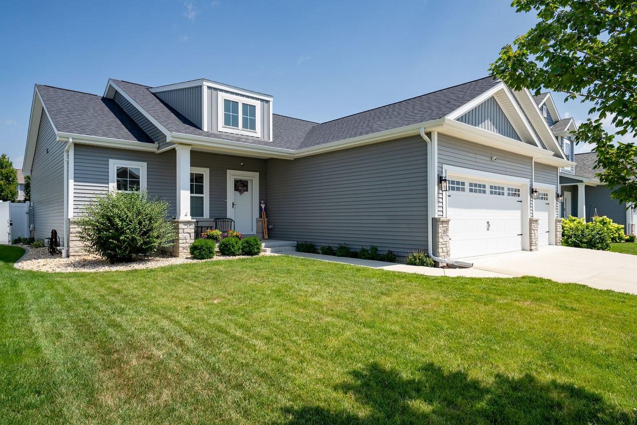 16 Stonehouse Ct., Bloomington, IL 61705