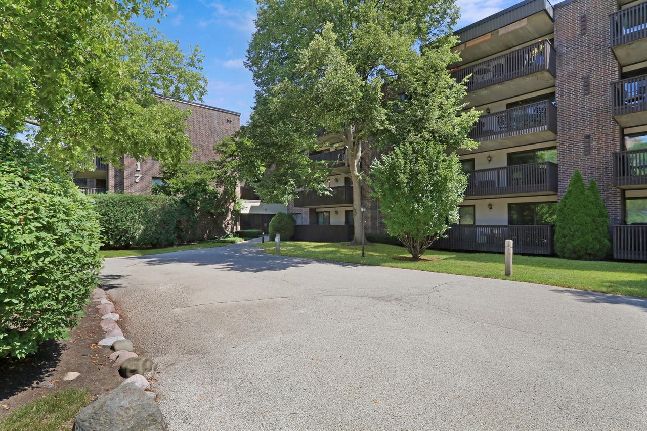 917 Vose Dr. #405, Gurnee, IL 60031