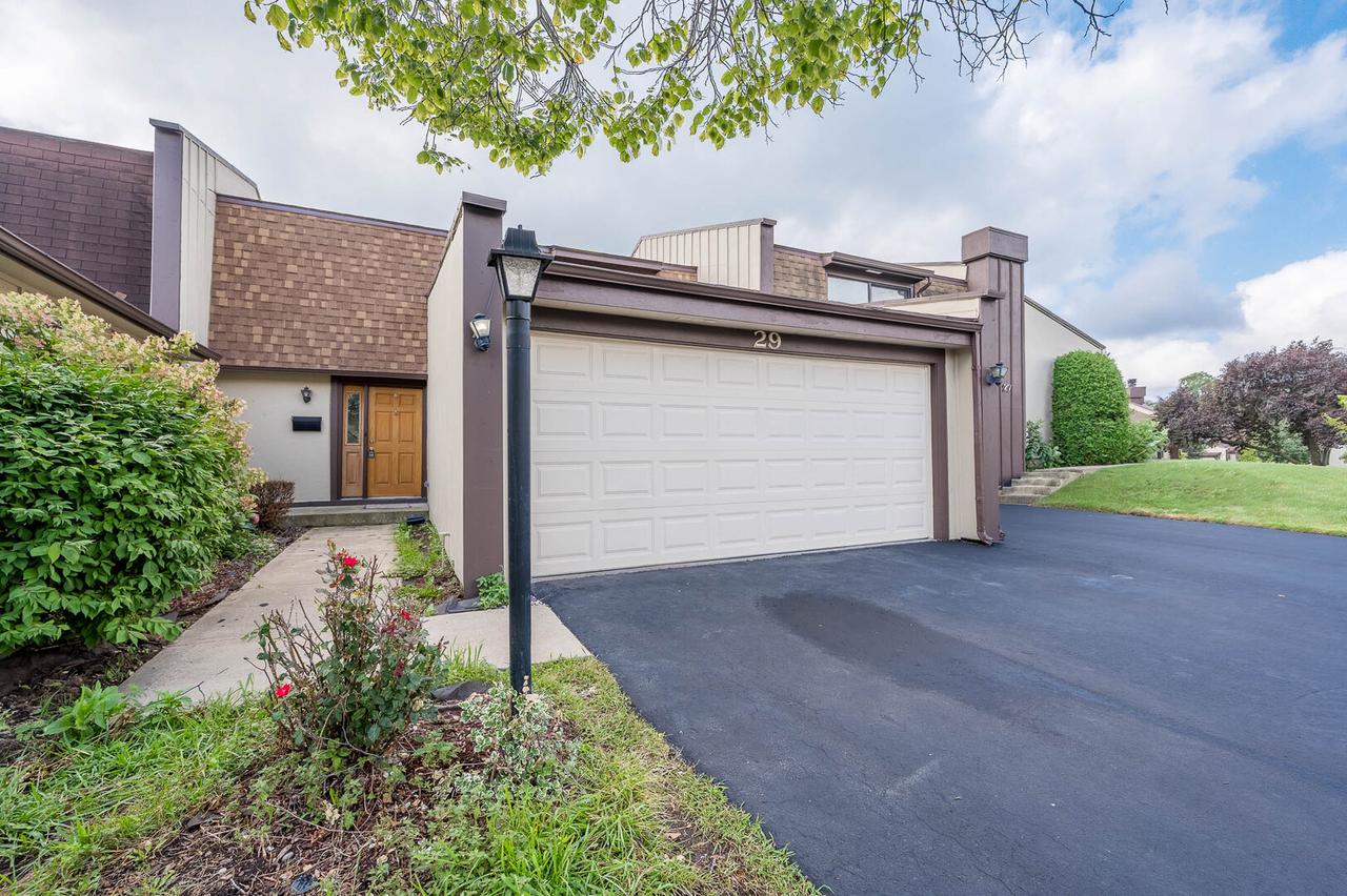 29 Westwood Ct., Indian Head Park, IL 60525