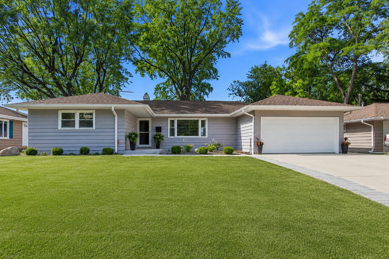 634 Deerpath Rd., Dundee, IL 60118
