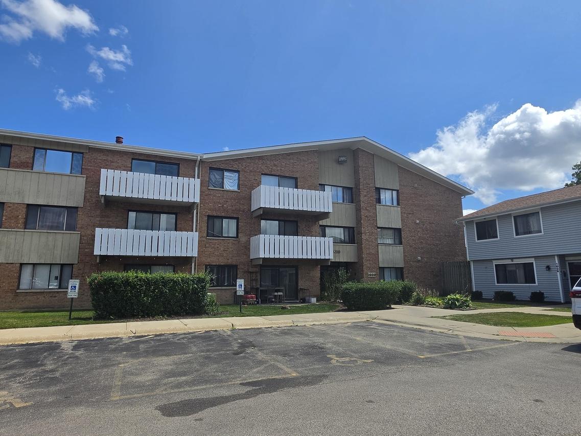 2000 Bayside Dr. #304, Palatine, IL 60074