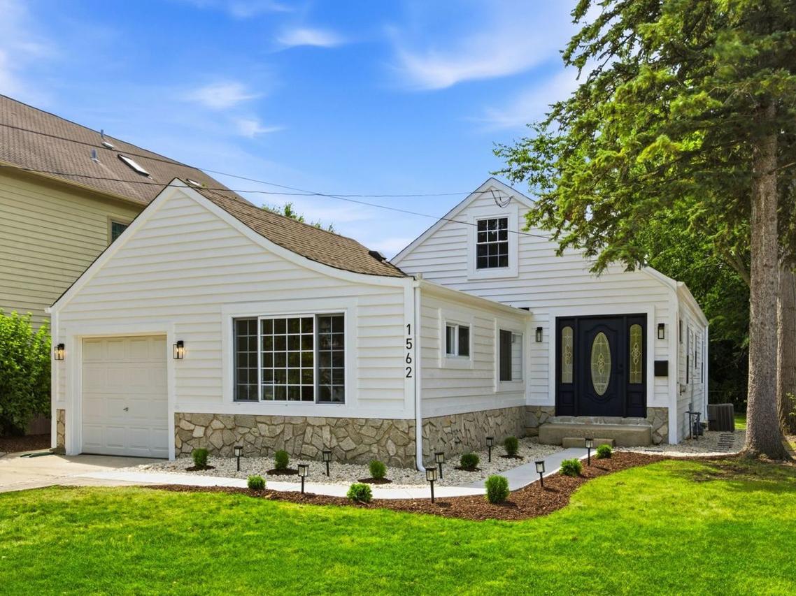 1562 Harding Rd., Northfield, IL 60093
