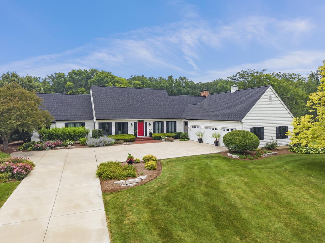 1S853 Grove Hill Dr., Batavia, IL 60510