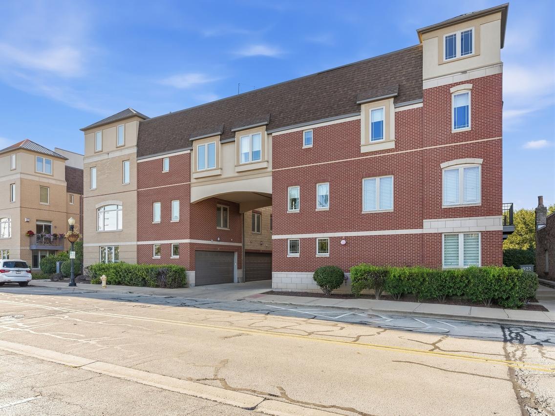 922 Warren Ave. #105, Downers Grove, IL 60515