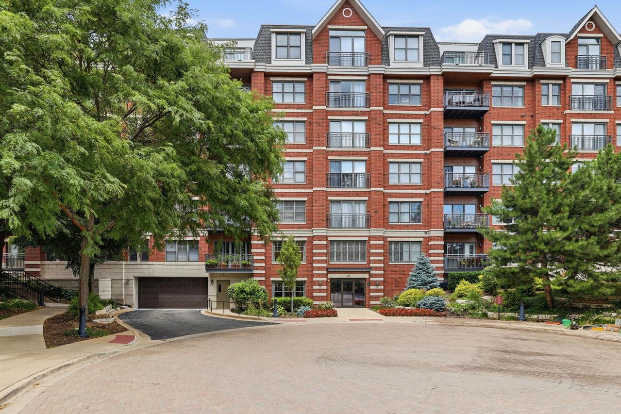 255 E Liberty Dr. #305-2, Wheaton, IL 60187