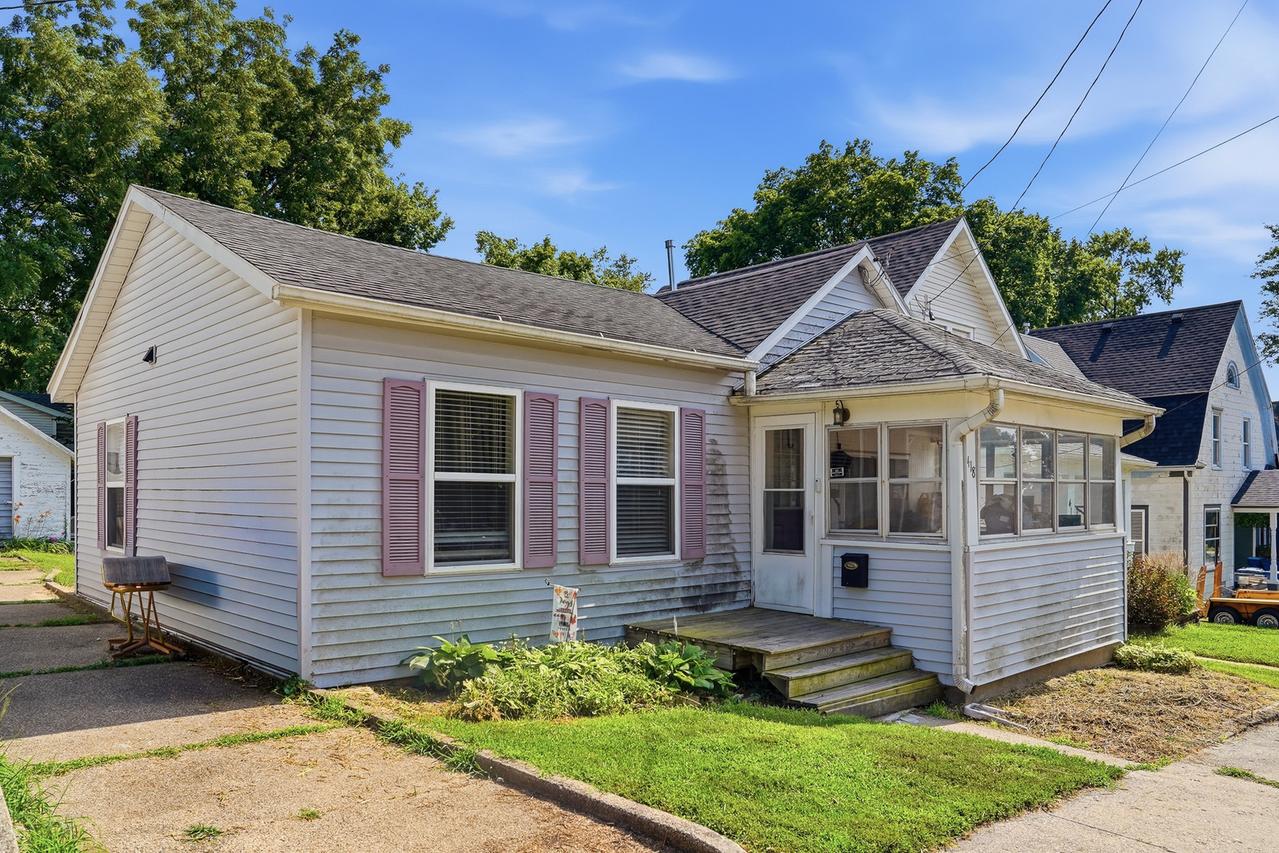 418 E 3rd St., Dixon, IL 61021