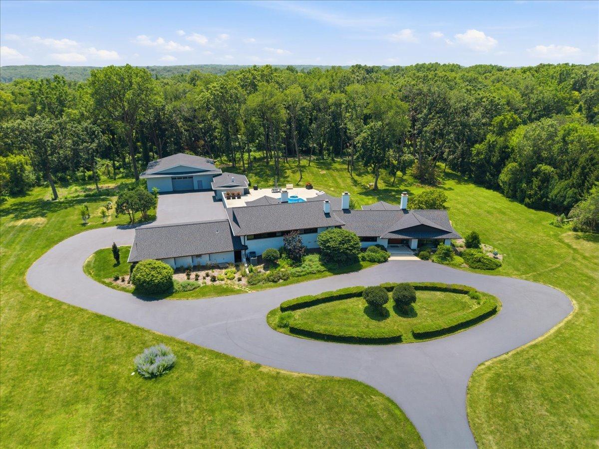 215 Woodhaven Ln., Barrington, IL 60010