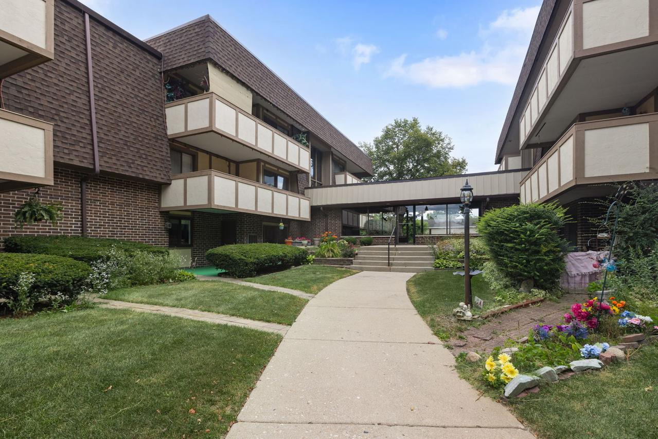 437 Cavalier Ct. #310, Dundee, IL 60118