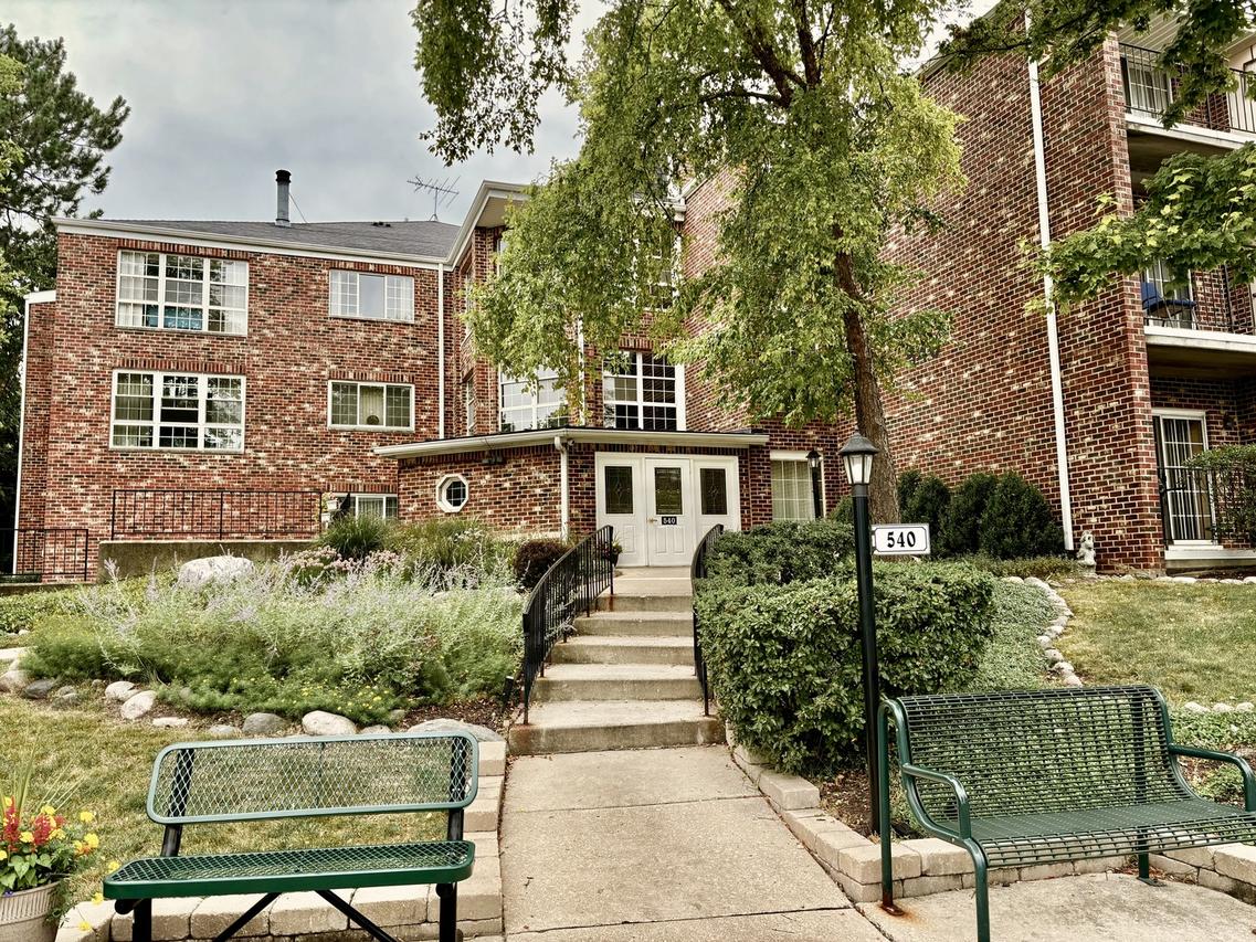 540 Biesterfield Rd. #303, Elk Grove Village, IL 60007