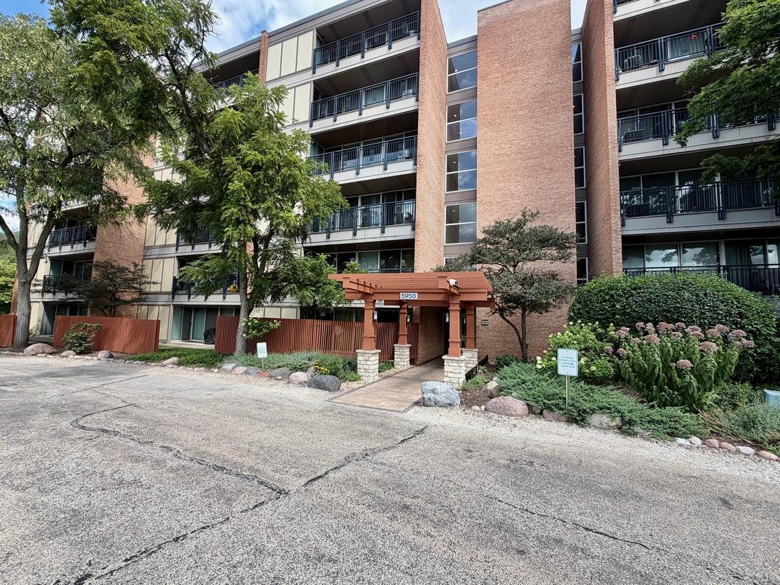 5950 Oakwood Dr. #3M, Lisle, IL 60532