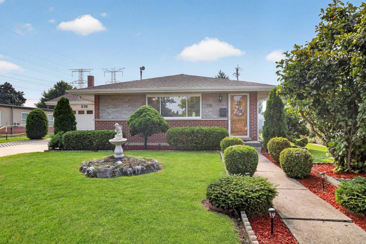 576 Dara James Rd., Des Plaines, IL 60016