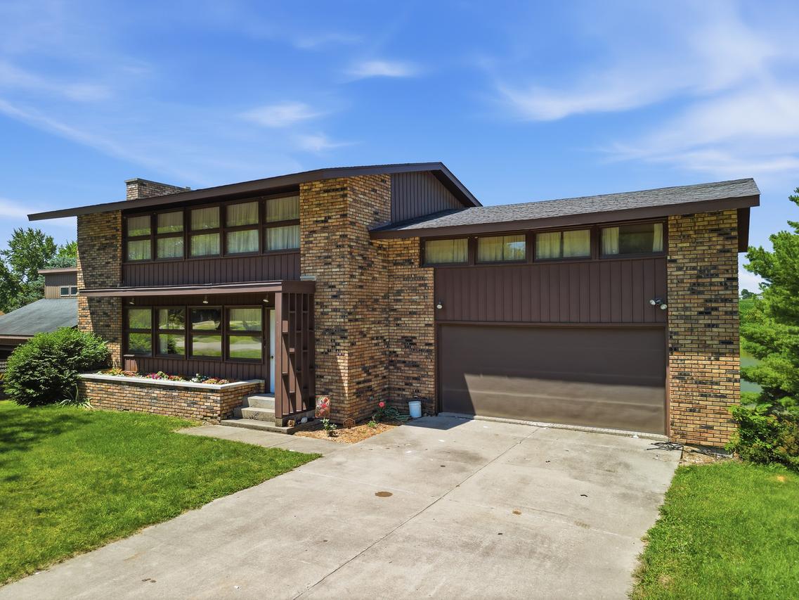 15721 Lakeside Dr., Sterling, IL 61081