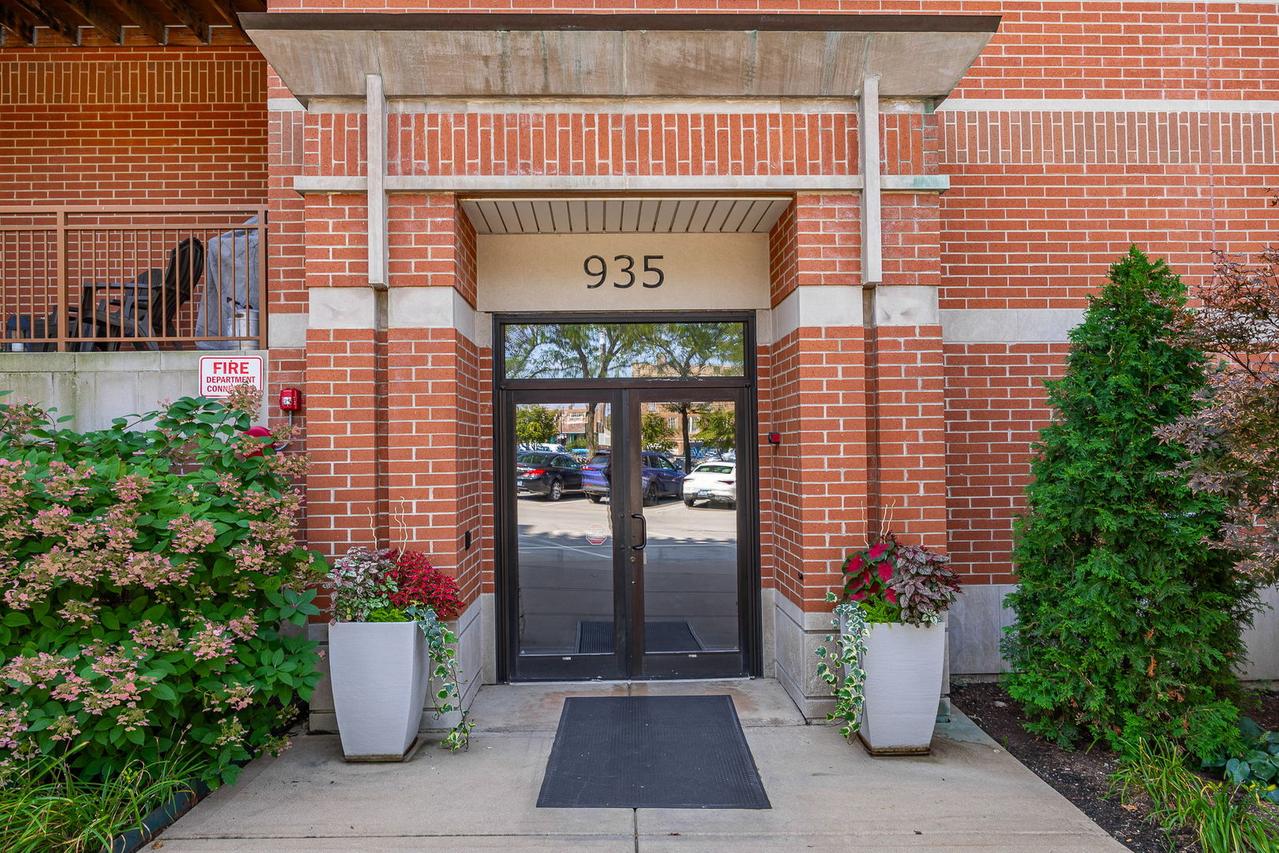 935 Burlington Ave. #309, Downers Grove, IL 60515