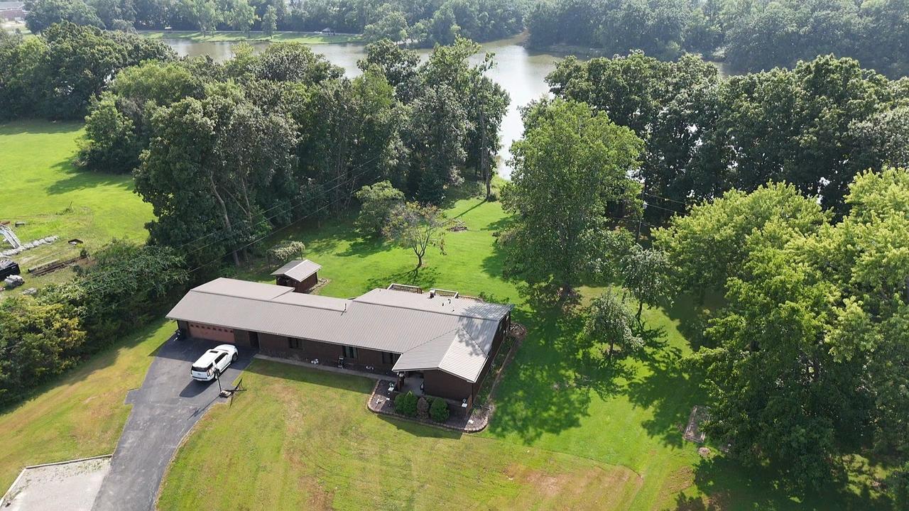 8 Lakedale Dr., Salem, IL 62881