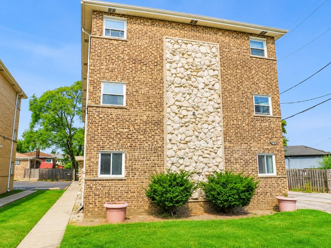 2440 River Rd. #1E, River Grove, IL 60171