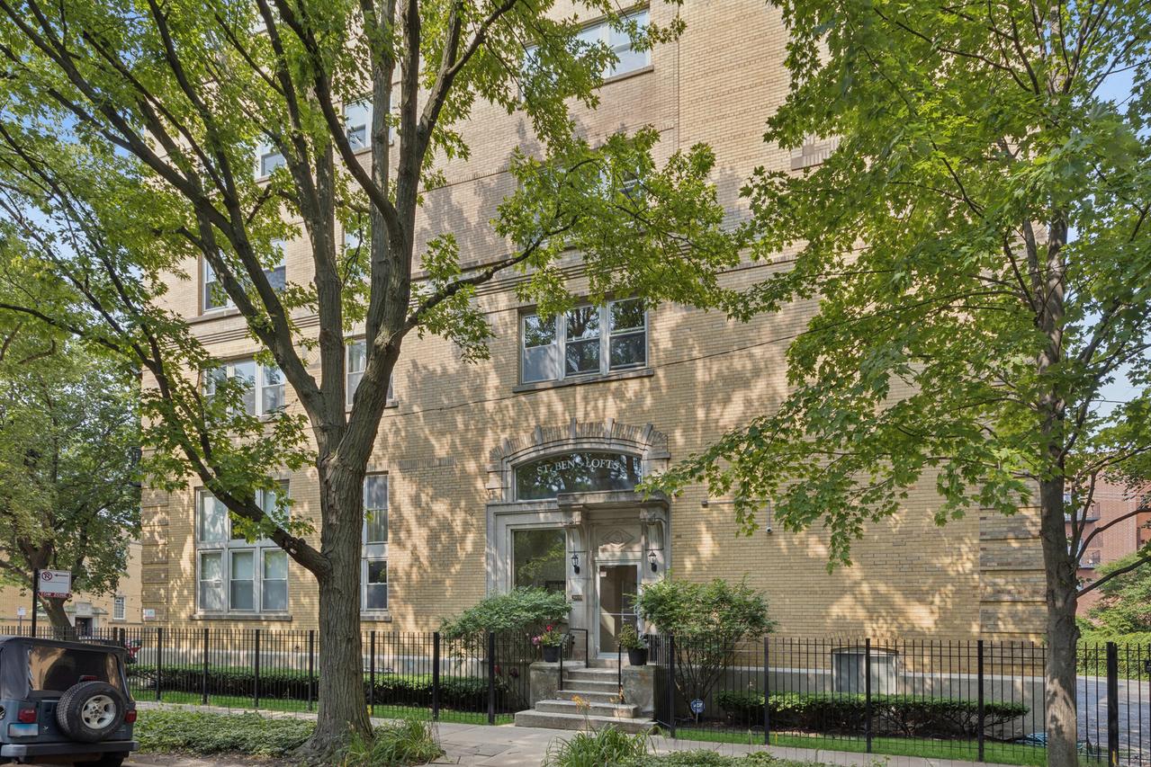 3900 N Claremont Ave. #205, Chicago, IL 60618
