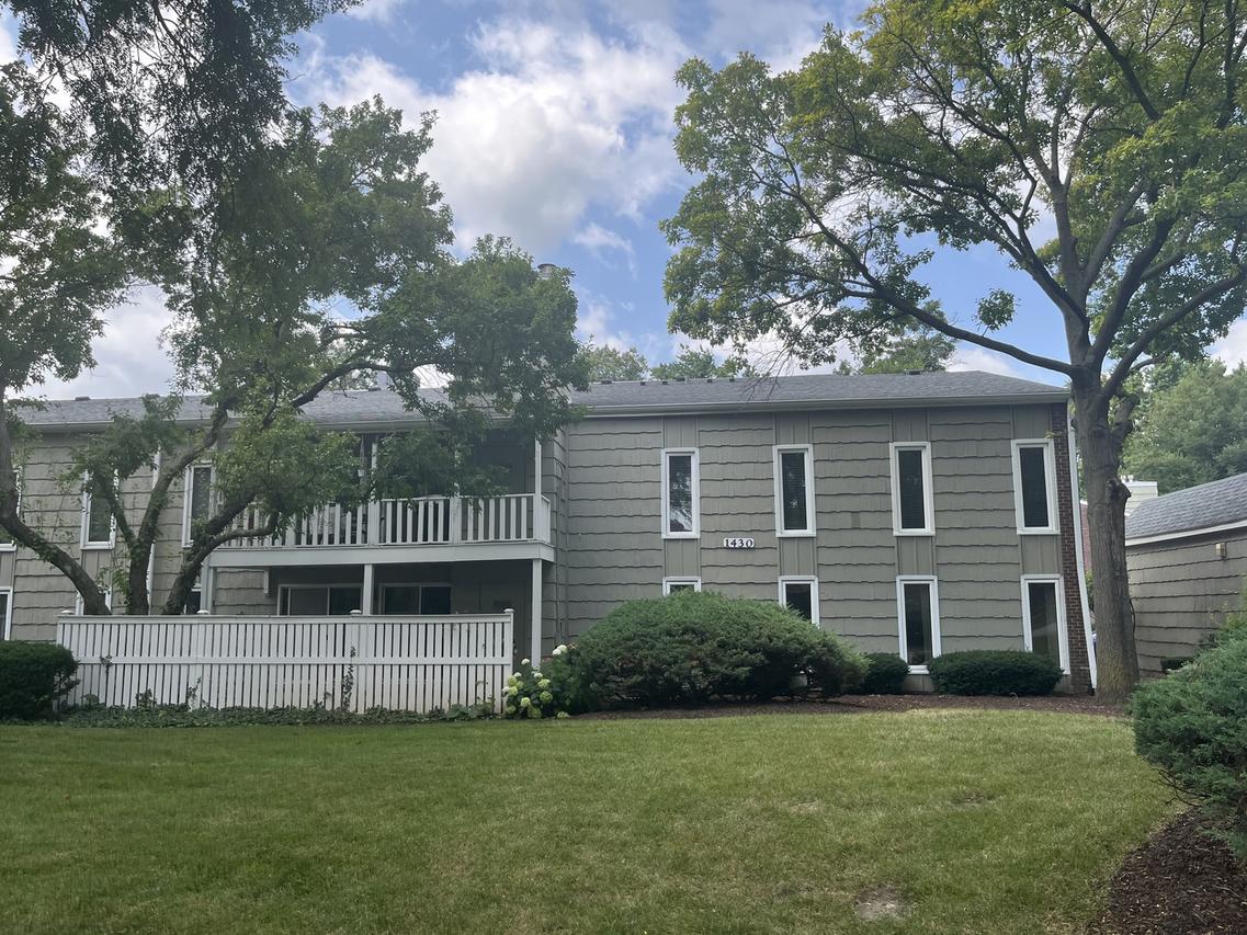 1430 Stonebridge Tr. #1-1, Wheaton, IL 60189