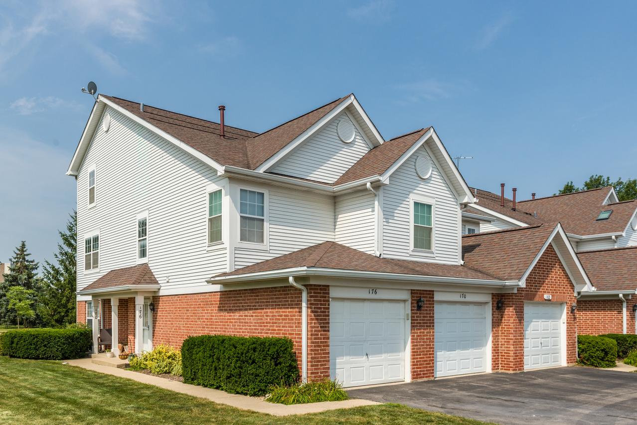 176 Birmingham Ct., Roselle, IL 60172