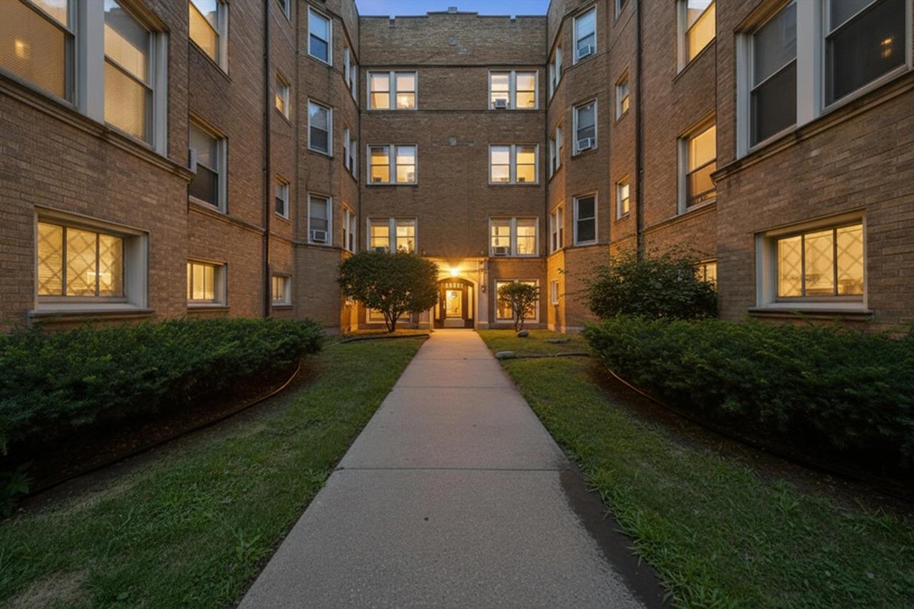 2212 E 70th St. #1B, Chicago, IL 60649