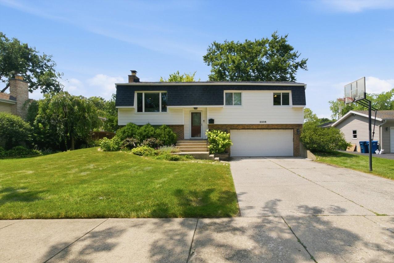 2206 Kingston Dr., Wheaton, IL 60187