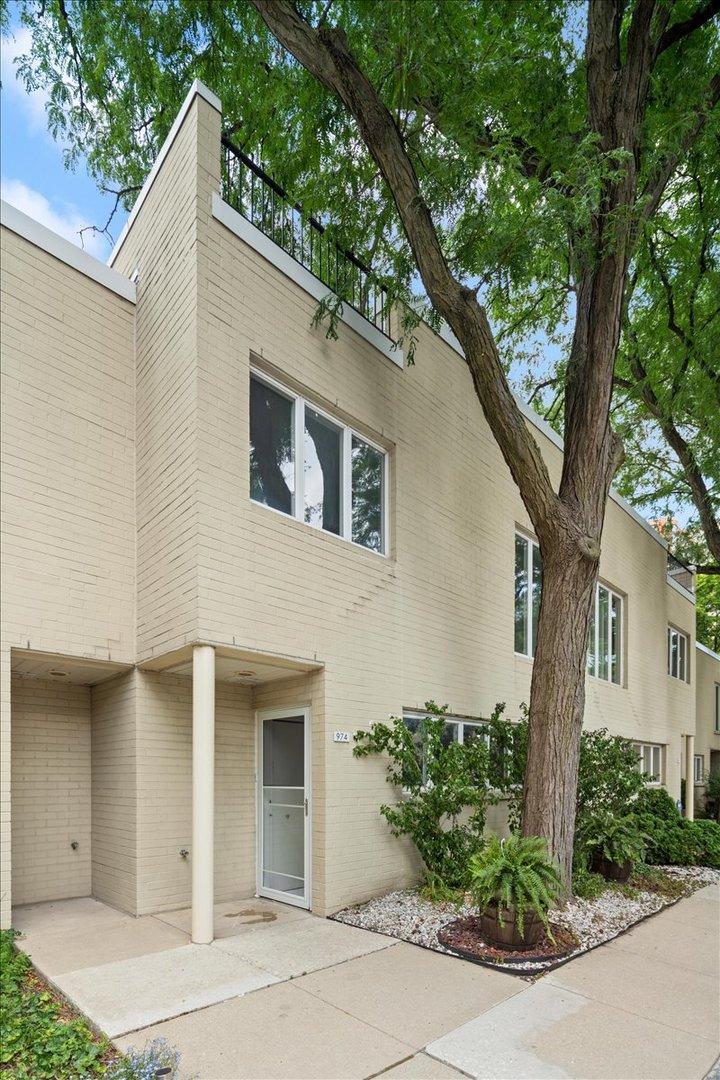 974 S Park Ter., Chicago, IL 60605