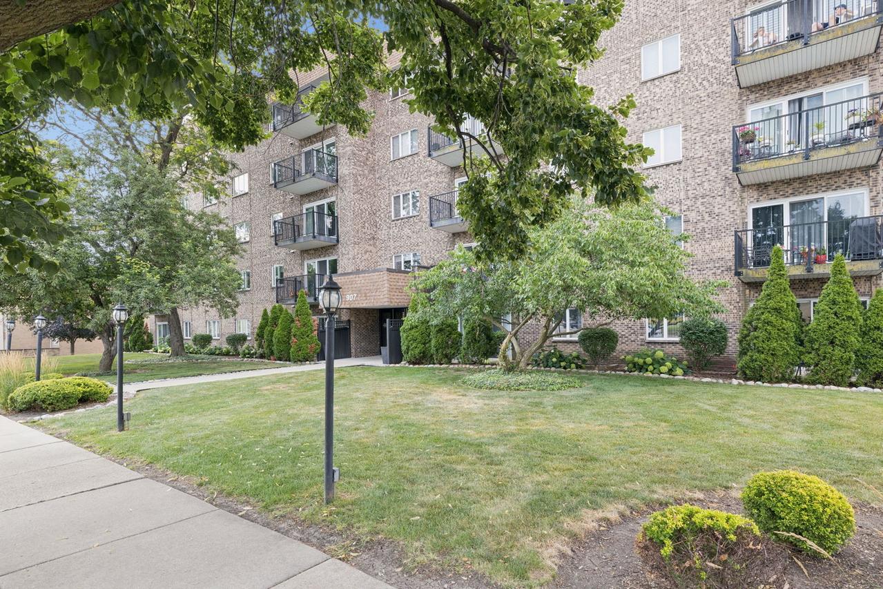 907 Curtiss St. #304, Downers Grove, IL 60515