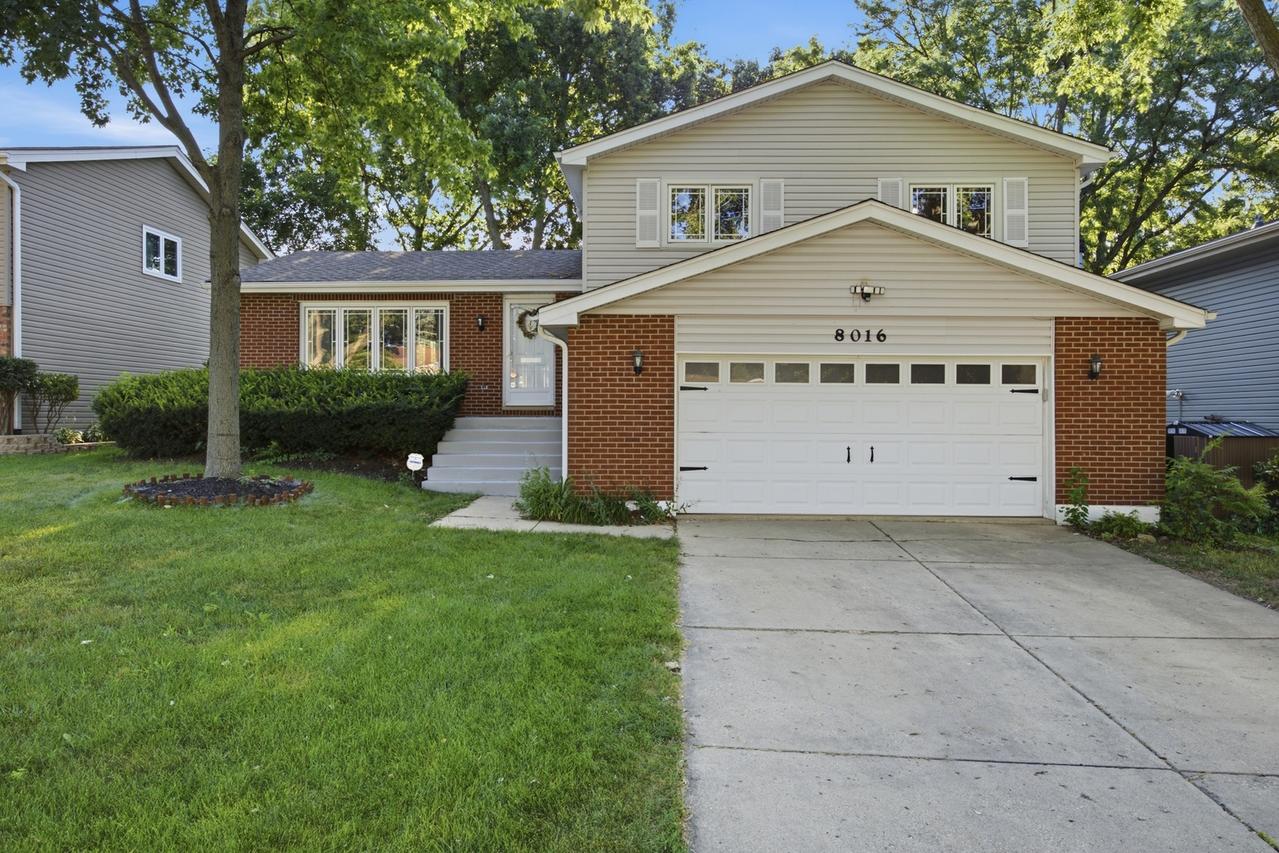 8016 Geneva St., Woodridge, IL 60517
