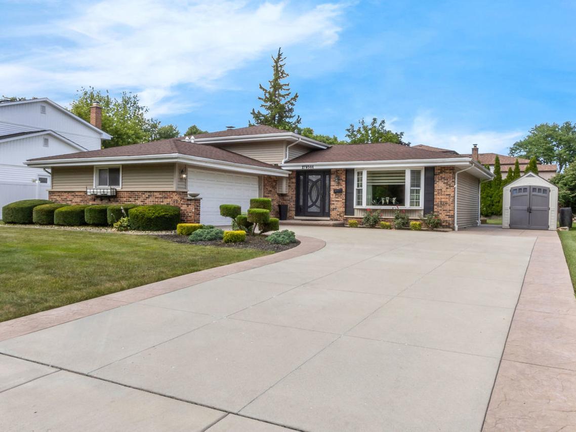 17W544 Sutton Pl., Darien, IL 60561