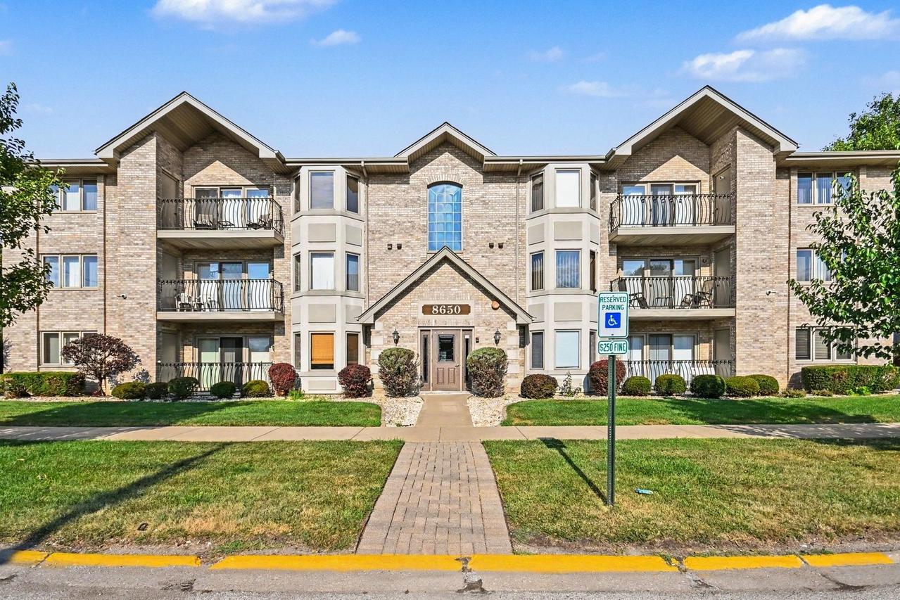8650 Laporte Ave. #1B, Burbank, IL 60459