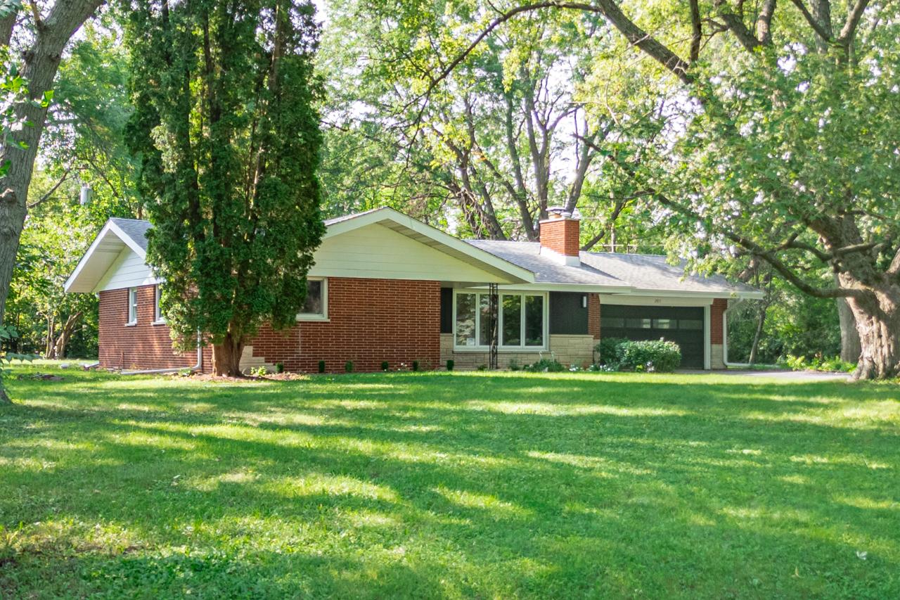 2815 Skyline Dr., Crystal Lake, IL 60012