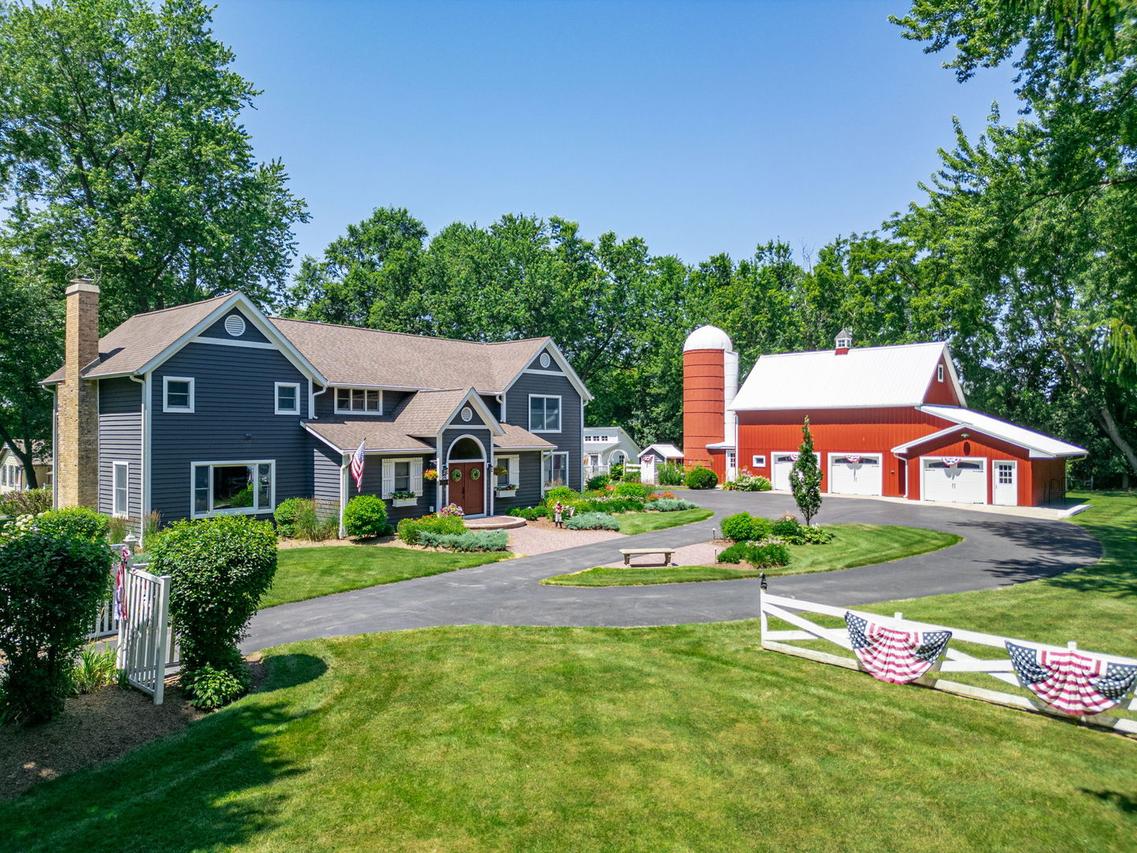 688 W South St., Woodstock, IL 60098