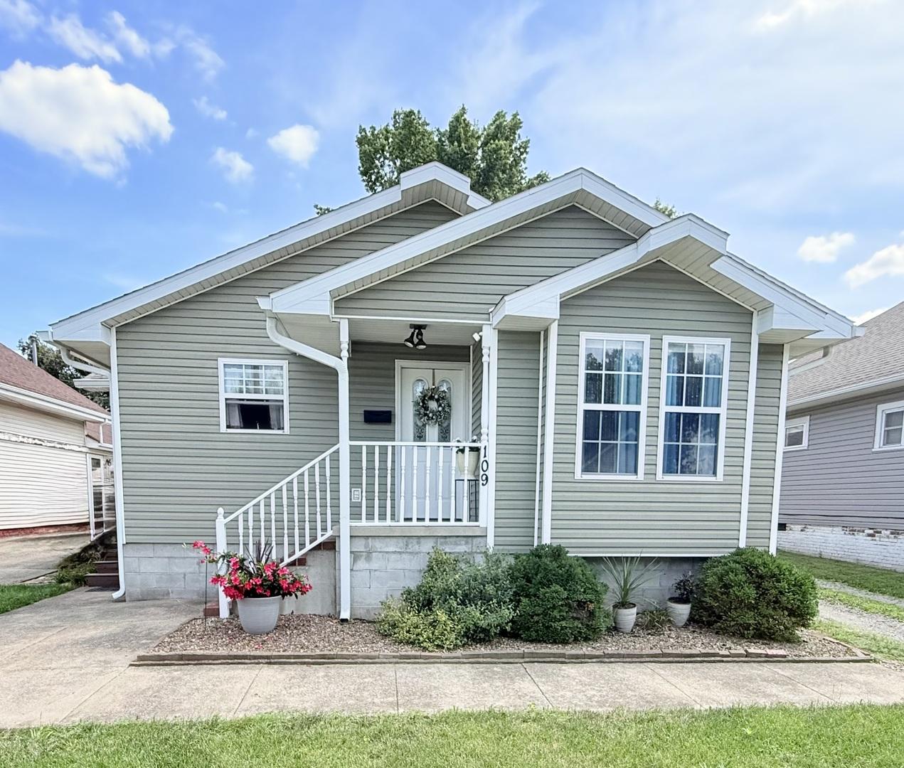 109 W College St., Harrisburg, IL 62946