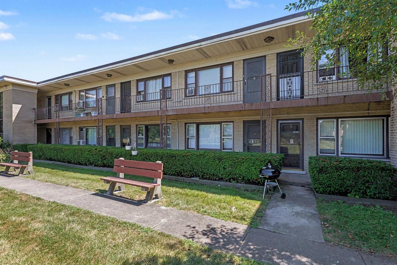 12 King Arthur Ct., Northlake, IL 60164