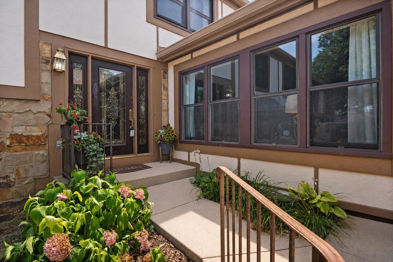 1054 Oakview Dr., Wheaton, IL 60187