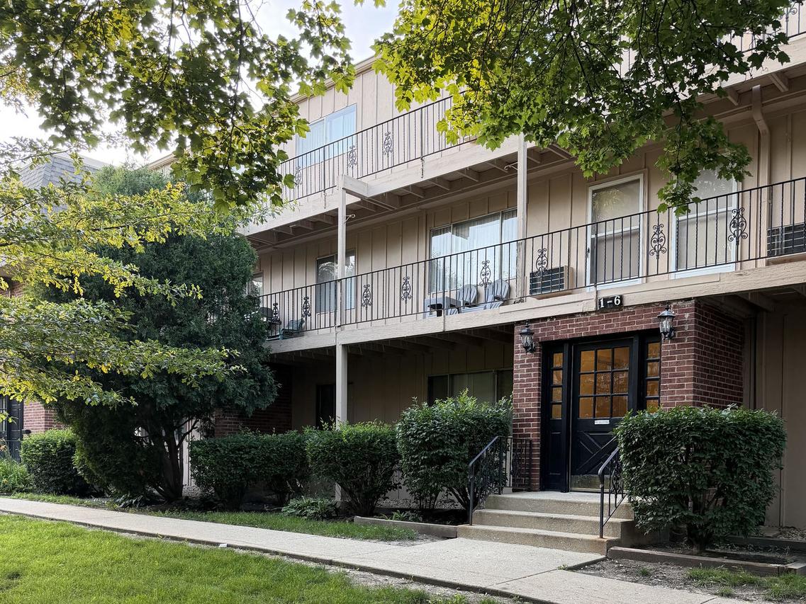 2404 Algonquin Rd. #5, Rolling Meadows, IL 60008