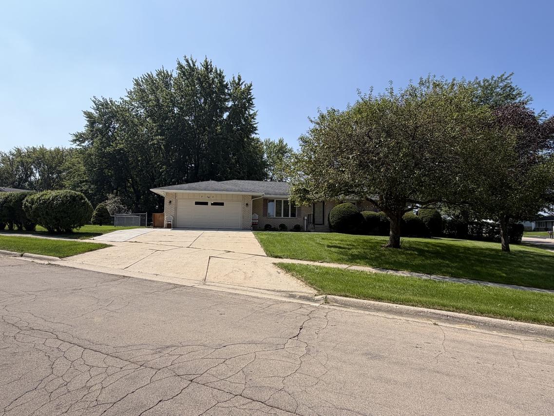 802 S Canterbury Dr., Freeport, IL 61032