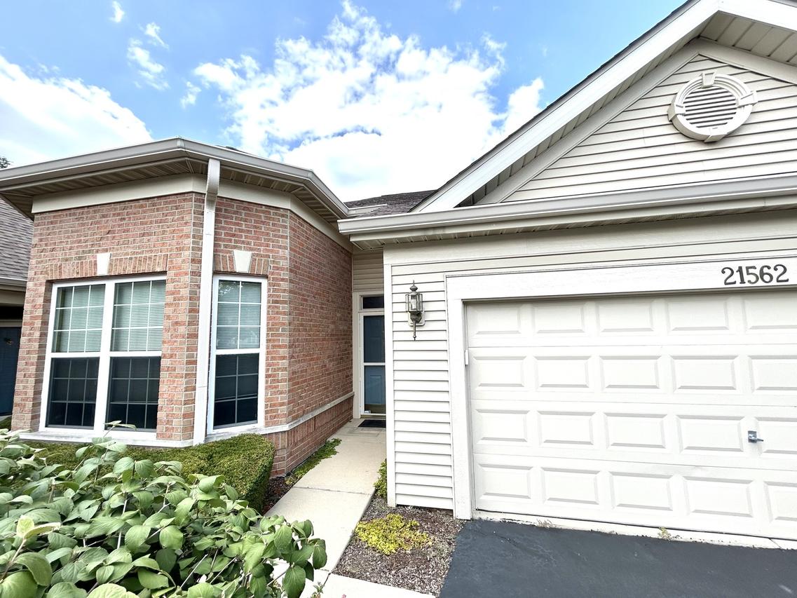 21562 Victory Lake Way, Crest Hill, IL 60403