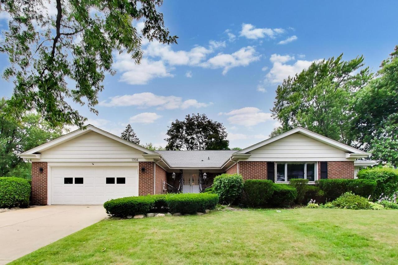 1704 Sunnyside Cir., Northbrook, IL 60062