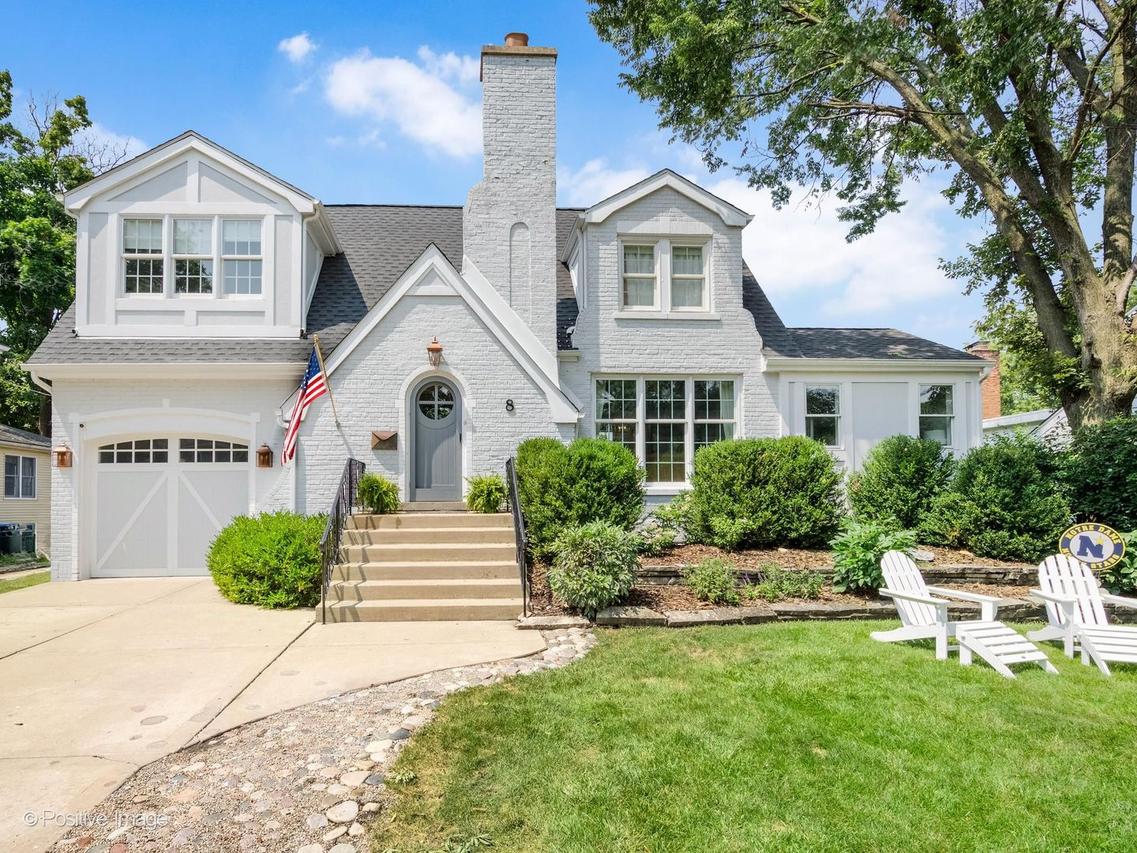 8 Mohawk Dr., Clarendon Hills, IL 60514