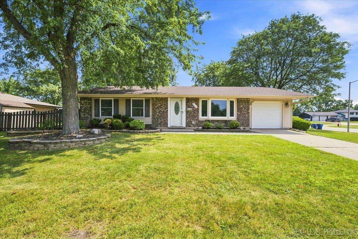 817 Stamford Ct., Schaumburg, IL 60193